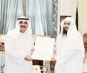 الشيخ مشعل الاحمد مكرما احد الخطباء
