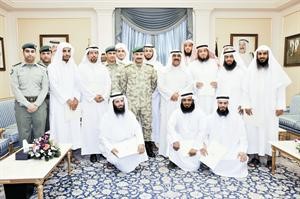 الشيخ مشعل الاحمد متوسطا المكرمين