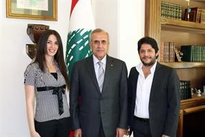 الرئيس اللبناني العماد ميشال سليمان يتوسط الفنان معين شريف وزوجته﻿