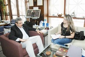 م مجبل المطوع متحدثا للزميلة دانيا شومان﻿