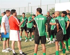 البرازيلي كابو يوجه تعليماته للاعبين في معسكر القاهرة﻿