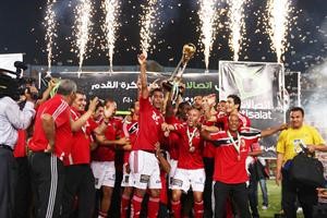 لاعبو الاهلي يحتفلون بكاس السوبر للمرة السادسة ﻿