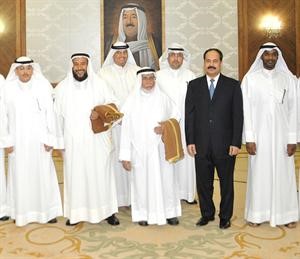 المستشار راشد الحماد متوسطا الوفد المرافق قبيل مغادرته الى موريتانيا
