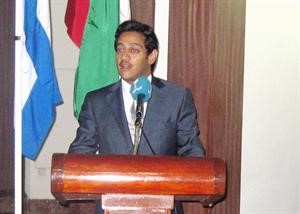 طلال الخرافي متحدثا في اللقاء
