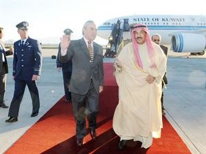 سمو رئيس الوزراء الشيخ ناصر المحمد لدى وصوله الى العاصمة التشيلية سانتياغو وفي استقباله قائد حماية القوة الجوية
