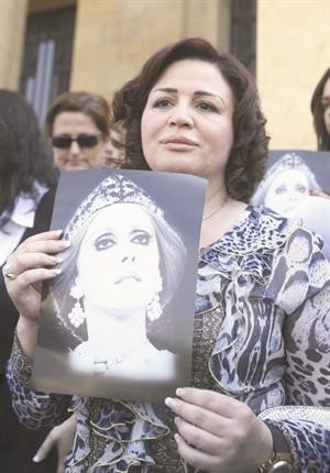 النجمة المصرية الهام شاهين تقدمت المشاركين بالاعتصام امس﻿