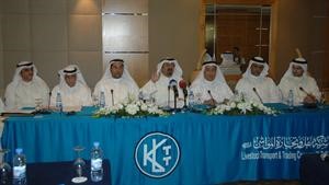 بدر الجارالله متوسطا اعضاء مجلس ادارة المواشي خلال المؤتمر الصحافي سعود سالم
