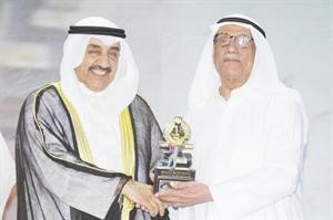 رئيس مجلس الامة جاسم الخرافي مكرما د صالح العجيري في احدى المناسبات