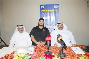 رئيس فريق همتنا لديرتنا ابراهيم المشوطي وخالد الخلف والباحث صالح المسباح خلال المؤتمر الصحافي﻿