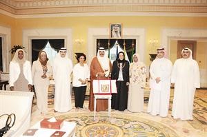 سمو ولي العهد الشيخ نواف الاحمد خلال لقائه الشيخة فريحة الاحمد واعضاء اللجنة العليا لجائزة الام المثالية﻿