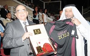 الوزير حسن منيمنة يتسلم درعا من احد مسؤولي ملف قطر للمونديال﻿