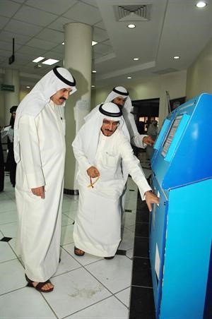 ويستمع الى شرح عميد القبول عن الاجراءات الجديدة في عملية التسجيل