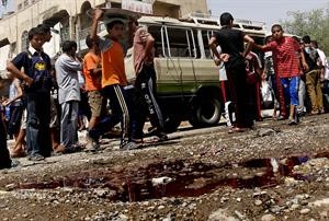 عراقيون في موقع انفجار قنبلة قرب مصرف حكومي في مدينة الصدر امس	رويترز
﻿