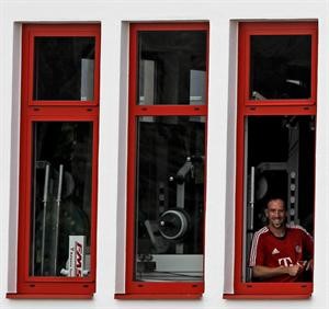 النجم الفرنسي فرانك ريبيري يطل من احد مباني نادي بايرن ميونيخ قبل خوضه التدريب	اپ
﻿