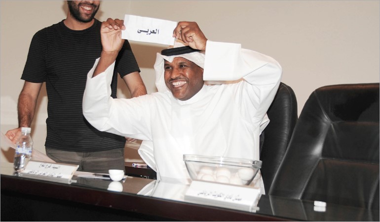 ممثل العربي فرج نفاع يضحك بعد وقوع فريقه في مجموعة القادسية