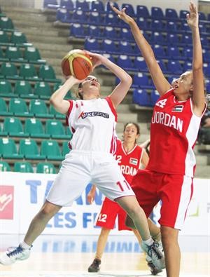 منافسة قوية بين لاعبتين من لبنان والاردن في السلة﻿