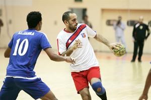 لاعب الكويت علي المذن في مباراة سابقة