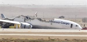 طائرة لوفتهانزا بعد احتراقها على مدرج مطار الملك خالد الدولي	 اپ
﻿