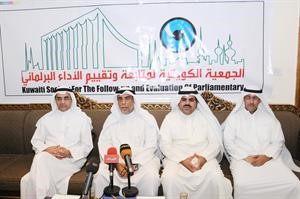 م ناجي العبد الهادي واحمد المليفي وناصر الشليمي ومطلق العبيسان خلال الندوة	 انور الكندري﻿