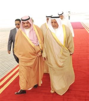 صاحب السمو الملكي الامير سلمان بن خليفة ال خليفة لدى وصوله الى البلاد وفي استقباله الشيخ علي الجراح﻿