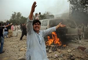 محتجون افغان يدمرون سيارة خلال صدامات مع الشرطة في اعقاب صلاة الجمعة في كابول امس	 افپ﻿