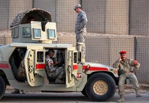 جنود عراقيون في مركبة للشرطة خلال عملية عراقيةاميركية مشتركة لاعداد القوات العراقية لما بعد الانسحاب الاميركيافپ﻿