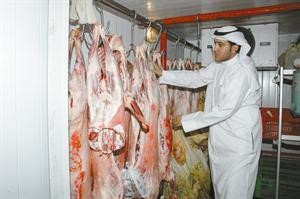 محمد البليهي متفحصا اللحوم في الثلاجة
