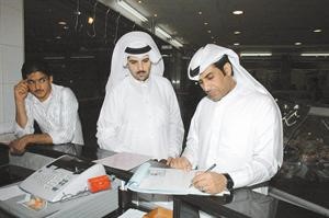 الدوسري والموسى يحرران احدى المخالفات
