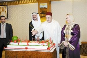دفاضل صفر والسفير المغربي محمد بلعيش يقطعان كعكة الاحتفال
﻿