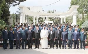 امير قطر الشيخ حمد بن خليفة ال ثاني والرئيس ميشال سليمان ورئيس البرلمان نبيه بري ورئيس الحكومة سعد الحريري وعدد من الوزراء والمسؤولين في صورة تذكارية مع قيادة وضباط الجيش اللبناني بمناسبة عيده 65محمد الطويل