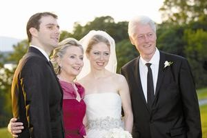 كلينتون وهيلاري مع العريس والعروس﻿