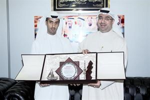 عصام جعفر يتسلم درعا تذكارية من مشاري الظفيري﻿