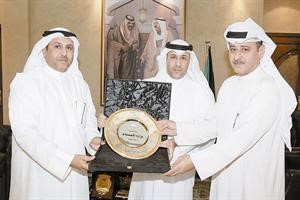 السفير عزيز الديحاني يتلقى درعا تذكارية من فهد الحجرف﻿