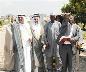 ممثل صاحب السمو الامير الشيخ علي الجراح خلال زيارته موقع السفارة﻿
