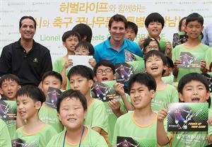 النجم الارجنتيني ليونيل ميسي مع مجموعة من الاطفال الكوريين الجنوبيين امس	افپ﻿