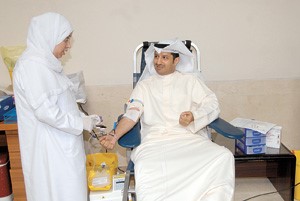 دبدر الشريعان خلال تبرعه بالدم في الوزارة امس