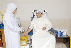 دبدر الشريعان خلال تبرعه بالدم في الوزارة امس ﻿