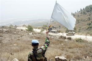 جندي من اليونيفيل يطالب الاسرائيليين بالتراجع عن الحدود