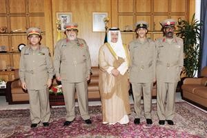 الشيخ جابر المبارك خلال لقائه الرقيب سلطان المطيري بحضور الفريق الركن احمد الخالد والفريق صالح الحميضي واللواء الركن حامد القلاف﻿