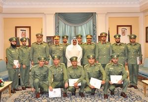 نائب رئيس الحرس الوطني الشيخ مشعل الاحمد متوسطا الضباط الخريجين﻿
