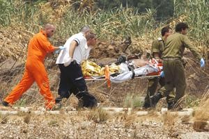 اسرائيليون يسعفون احد الجرحى بعد المواجهات مع الجيش اللبناني امس﻿﻿افپ﻿