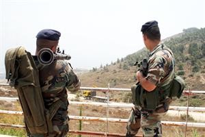 جنود لبنانيون يصوبون اسلحتهم باتجاه الاليات الاسرائيلية