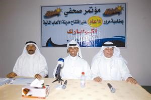 محمد خورشيد متوسطا محمد العنزي وعبداللطيف الشمري خلال المؤتمر الصحافيمحمد ماهر