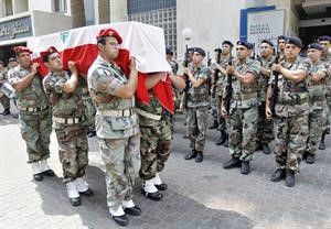 افپ﻿﻿ وجنود لبنانيون يشيعون شهداء الجيش﻿