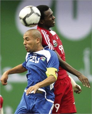 عمر بوحمد في صراع على الكرة مع لاعب عمان قاسم صنقور	رويترز