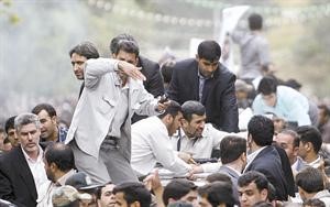 الرئيس الايراني محمود احمدي نجاد محاطا بحرسه الشخصي بعد دوي صوت انفجار خلال عبور موكبه في همدان امس 			رويترز﻿