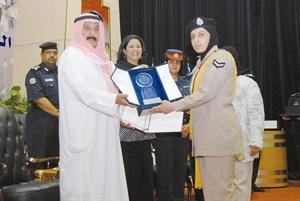 العمر مكرما احدى الخريجات﻿