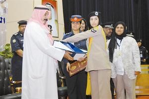  وخريجة تتسلم درعا تكريمية من الفريق العمر﻿﻿اسامة البطراوي﻿