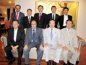 السفير عبدالرحمن العتيبي مع اعضاء لجنة الصداقة البرلمانية الكويتيةاليابانية﻿