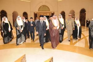 سمو ولي العهد الشيخ نواف الاحمد في مقدمة مودعي ولي عهد سلطنة بروناي﻿